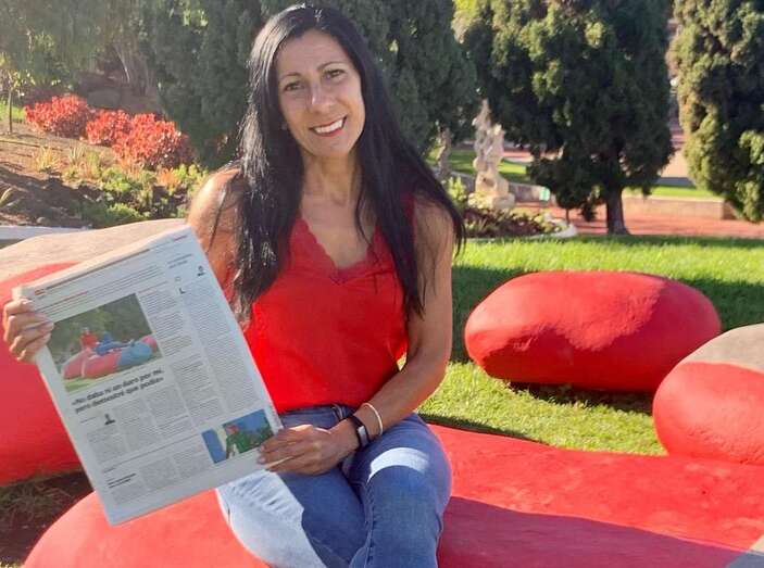 Sandra Moreno posa sobre una de las grandes piedras coloreadas del parque urbano de San Juan/TA.